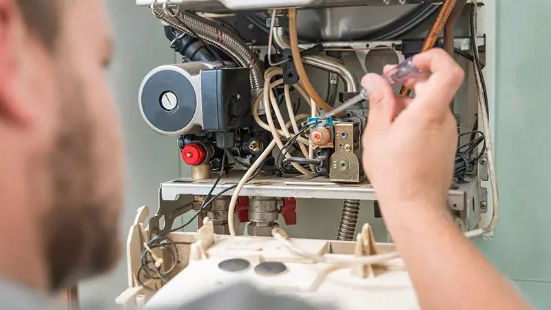Kombi bakımında sirkülasyon pompası ve gaz valfi bölgesinin kontrolü