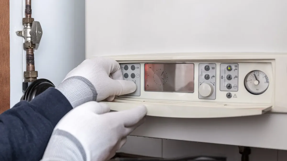 Periyodik kombi bakımında panel ve basınç göstergesinin kontrol edilmesi